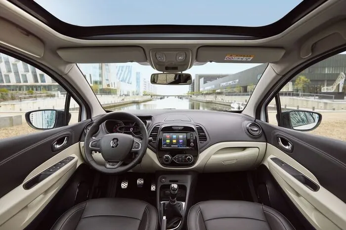 Dem Innenraum hat Renault hingegen deutlich mehr Aufmerksamkeit gewidmet und gleich mehrere Kritikpunkte ausgebessert: Neue Materialien verbessern den Qualitätseindruck, die Armauflagen sind endlich gepolstert ausgeführt und die Sitze zeigen sich nun größer dimensioniert und bequemer gepolstert.