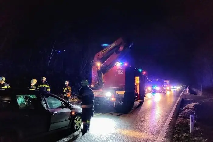 Die Stadtfeuerwehr Weiz sicherte die Unfallstelle ab, richtete eine lokale Umleitung ein, barg einen verunfallten Pkw und reinigte die Straße.