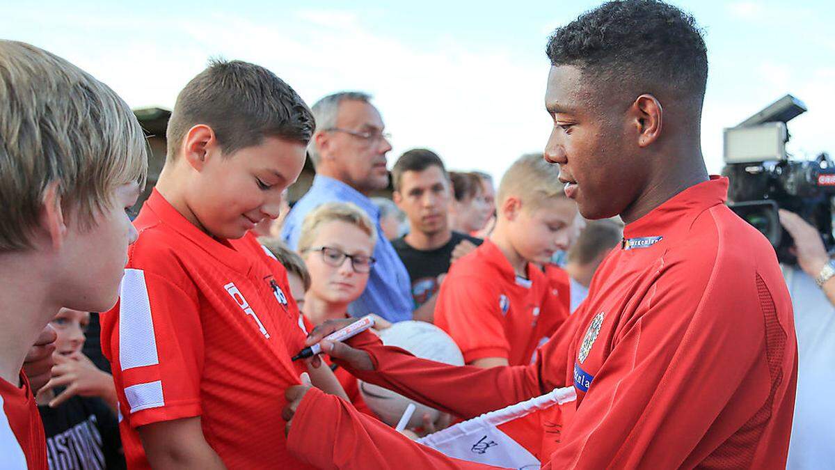 David Alaba ist bei den Fans in Bad Waltersdorf sehr gefragt