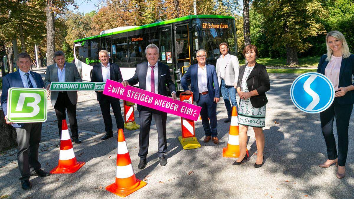 Verkehrslandesrat Anton Lang (Mitte) stellte die neuen Verbindungen vor