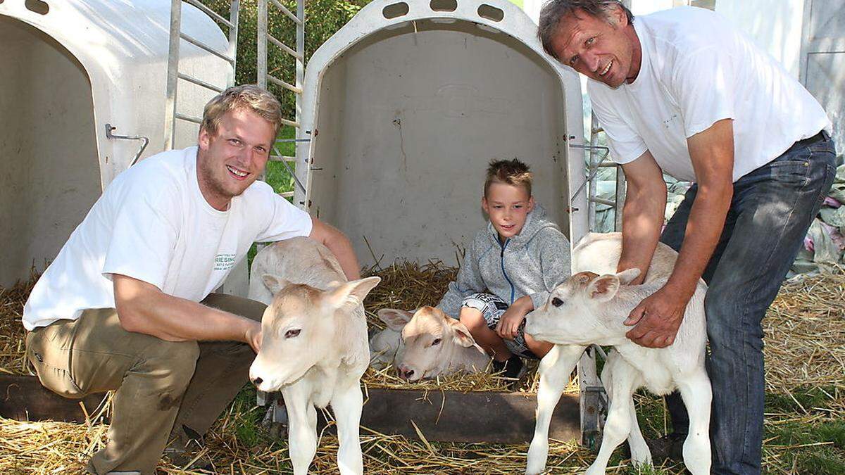 Michael, Maximilian und Rudolf Atzler mit den Drillingen