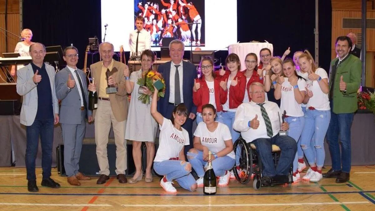 Die Sieger mit den Vertretern der Gemeinde