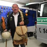 Alter Rucksack, Helm und Hanfstrick versus neue Ausrüstung im Hintergrund: Hans Oberhuber hat die ganze Entwicklung mitgemacht