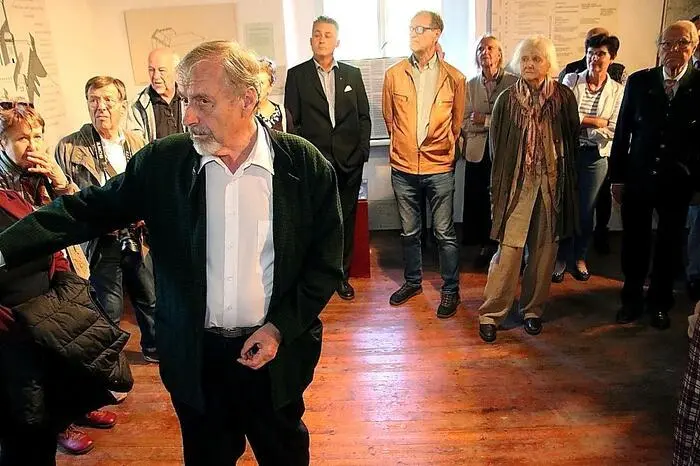 Der Historiker und Volkskundler Ernst Lasnik, er ist auch Präsident des Steirischen Burgenvereins, eröffnete die Feierlichkeit mit einer Führung durch das Schloss. 