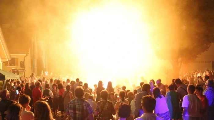Tausende Gäste bevölkerten die Flaniermeile beim 6. Terra Vulcania im schmucken St. Anna am Aigen. Höhepunkte waren wieder der Einzug der Winzer mit Fackeln zu den Rhythmen von Pura Energia sowie der feurige Vulkanausbruch am Marktplatz. Acht Musikgruppen spielten auf und sieben Kulinariker sorgten für das Wohl der Gäste.
