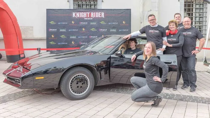 KITT mit Besitzer Bernhard Schreiber, Selina Juch, Christian und Elfi Rieder, Michael Neuwirth und Edi Rieder. KITT stand für Fotos zugunsten "Spittaler in Not" bereit.