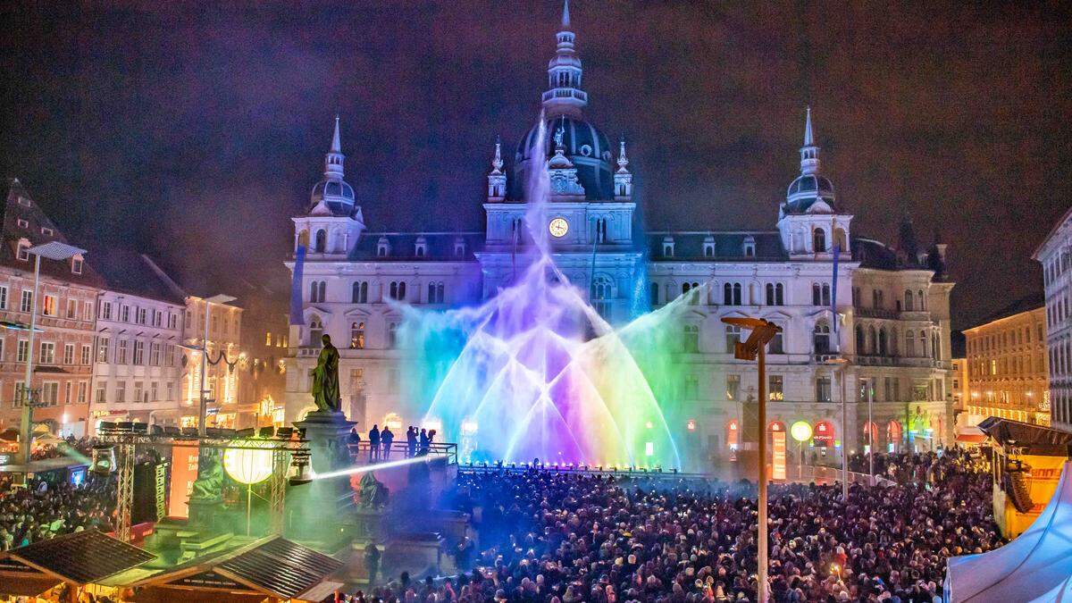 Mit Nebel und Farbe, aber ohne Feuer. Die Silvestershow am Grazer Hauptplatz