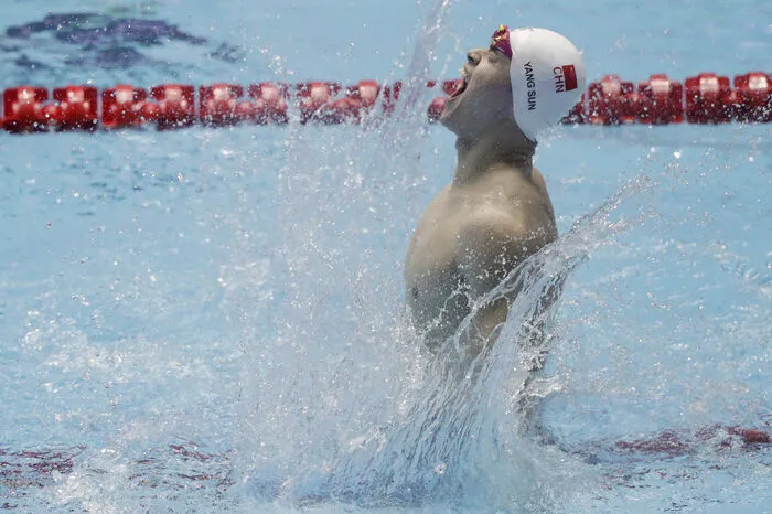 Yang hatte die 400 Meter Freistil in 3:42,44 Minuten gewonnen, dabei war schon im Vorfeld sein Start so vehement kritisiert worden.