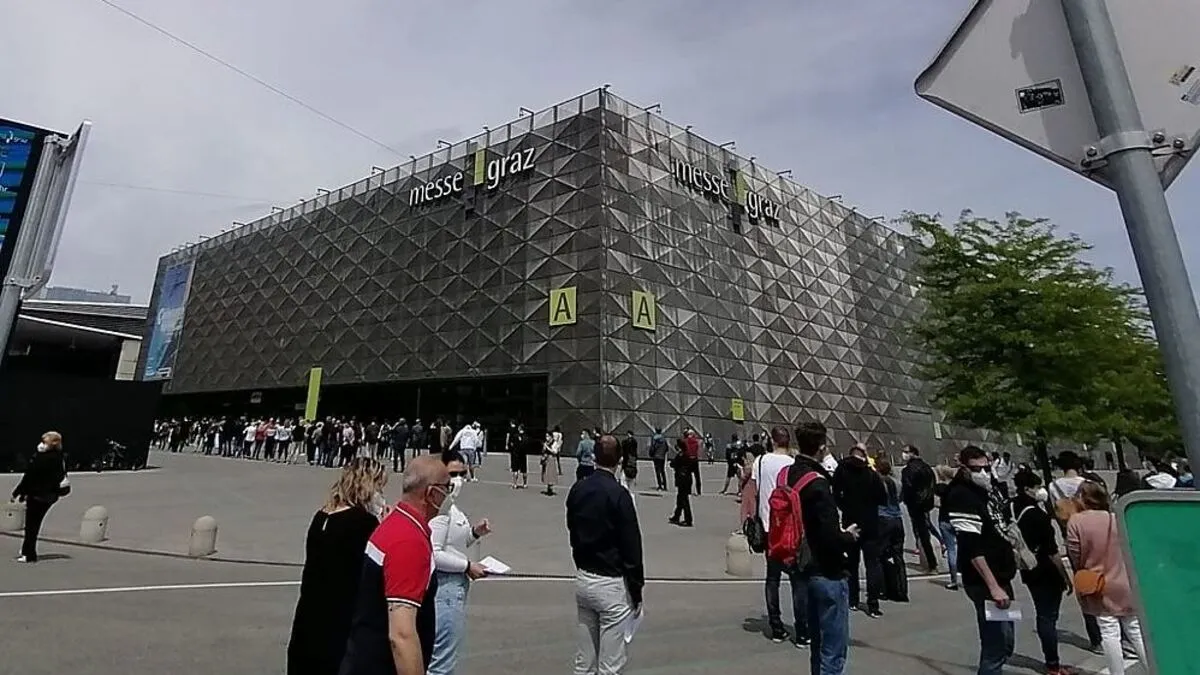 Anstellen vor der Messehalle 