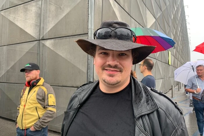 Mario Schuster (35) aus Graz: "Ich halte überhaupt nichts vom Impfen, aber jetzt wird einem das ja regelrecht aufgezwungen. Die Testerei, wo sie Dir mit dem Staberl bis ins Hirn fahren nervt. Und ich will ja auch einmal zum Essen ausgehen. Also lasse ich mich heute mit Johnson impfen. Sollte es nur noch AstraZeneca geben, wenn ich dran bin, überlege ich mir das noch einmal, ob ich mir die Spritze geben lasse."