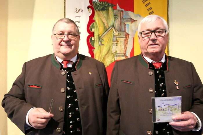 Anlässlich der CD-Präsentation am Ostersonntag in der Aula der örtlichen Volksschule konnten Obmann Gert Oberdorfer (rechts) und Chorleiter Karl Pöcher (links) zahlreiche Gäste willkommen heißen. 
