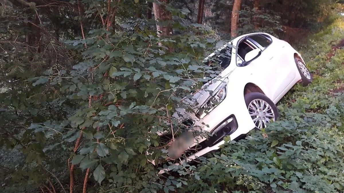 Der Pkw blieb in der Böschung hängen