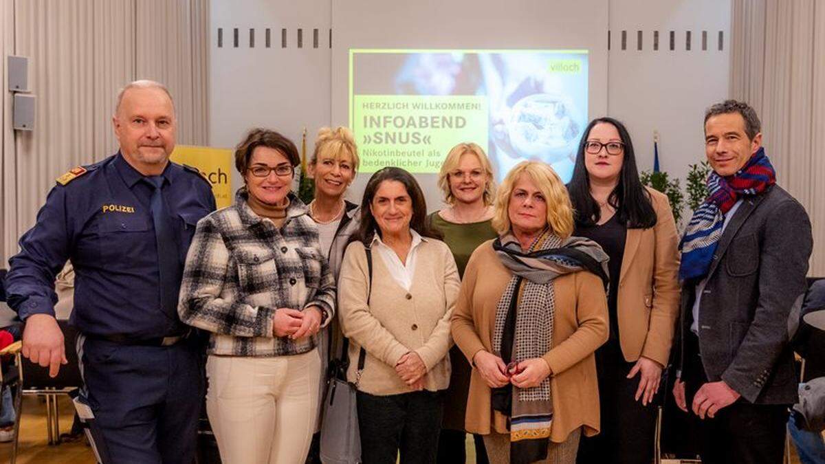 V. l.: Stadtpolizeichef Erich Londer, Lhstv. Beate Prettner, MS-Direktorin Andrea Miklautsch, Dr.in Renate Clemens-Marinschek, Kinder- und Jugendanwältin Astrid Liebhauser, Vzbgm. Gerda Sandriesser, Vzbgm. Sarah Katholnig, Prof. Dr. Robert Birnbacher