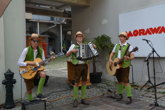 Die "Naturparkbuam" brachten Stimmung ins Publikum.