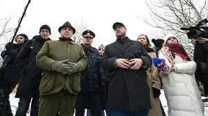 Fraktionsführer Jan Krainer (SPÖ), Nationalratspräsident Walter Rosenkranz (FPÖ) und Christian Hafenecker (FPÖ) beim Lokalaugenschein am Fundort der Leiche des ehemaligen Justiz-Sektionschefs Christian Pilnacek an einem Nebenarm der Donau in Rossatz-Arnsdorf. 