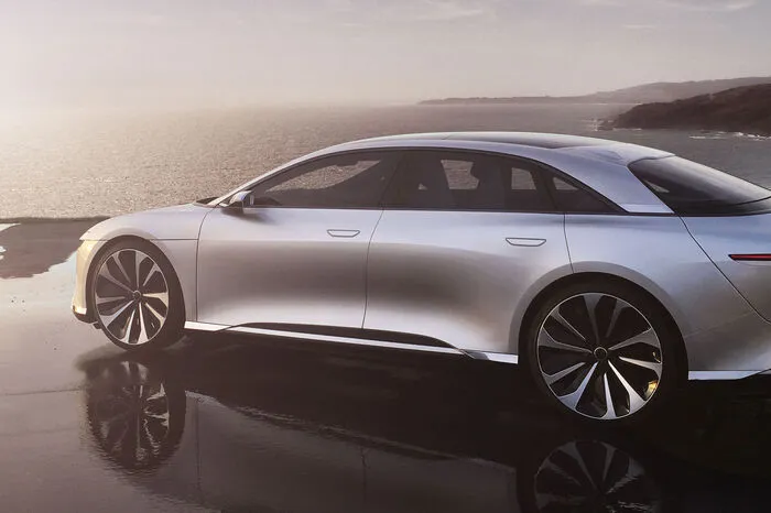 Die fesche Limousine mit der futuristischen Lichtleiste an der Front wird von zwei Elektromotoren angetrieben: Einer sitzt an der vorderen (400 PS), einer an der hinteren Achse (600 PS). Zusammen erwirtschaften sie eine Spitzenleistung von 1000 PS.