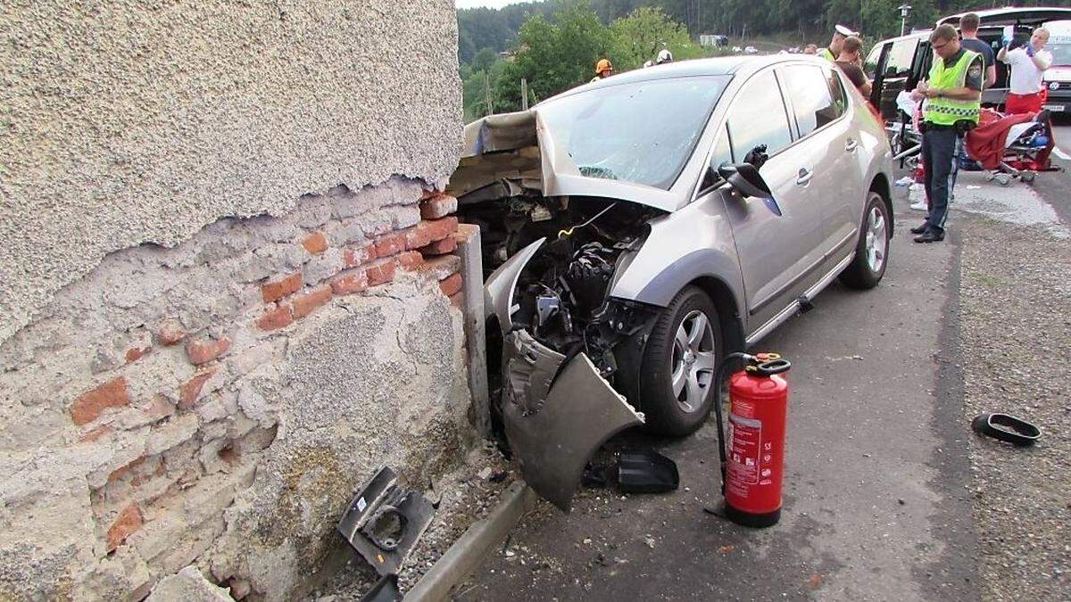 Der Angeklagte lenkte sein Auto absichtlich in die HauswandAut