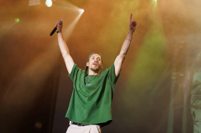 Der deutsche Rapper Greeen bereitete mit grüner Kappe und grünem Shirt den Boden für RAF Camora