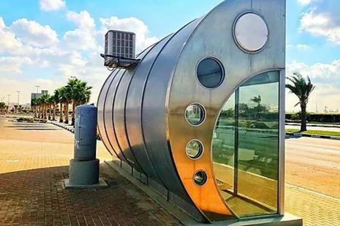 Dubai. Wegen der hohen Temperaturen in Dubai, die im Sommer auf über 40 Grad steigen, gibt es in der Stadt viele Bushaltestellen mit Klimaanlage. Die Road Transit Authority startete 2006 zum ersten Mal Pläne für klimatisierte Bushaltestellen ‒ ein 20 Millionen Dollar-Projekt. Die Erste wurde dann bereits im Jahr 2007 gebaut. Inzwischen machen insgesamt 636 klimatisierte Bushaltestellen nicht nur den Einheimischen, sondern auch Touristen das Warten auf den Bus deutlich angenehmer.
