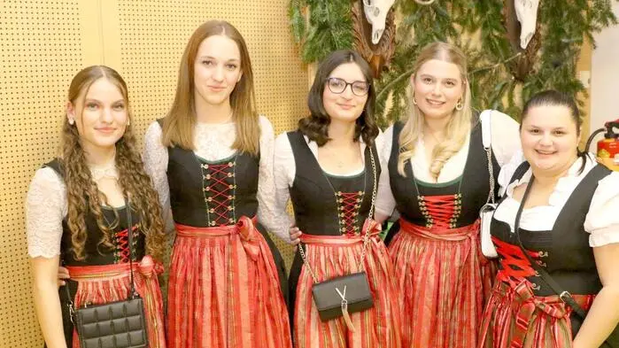 Die Tracht stand bei der „38. Nacht in Tracht“ am Wochenende beim Bauernball im Kultursaal Launsdorf in der Gemeinde St. Georgen/Längsee im Mittelpunkt. Eingeladen hatte dazu die örtliche Volkspartei (VP).