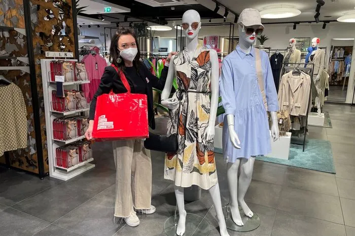 Im Modehaus Roth in Leibnitz ist derzeit alles bunt und auch die Muster kommen wieder.
