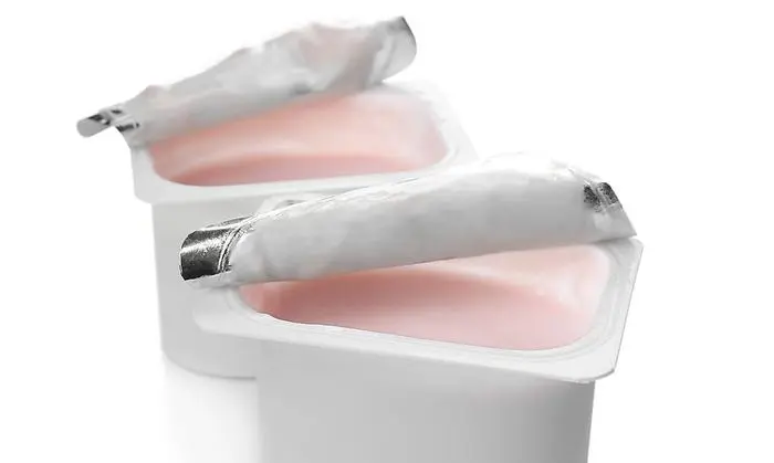 Fertig gekaufte Milchprodukte zum Löffeln („Kinderjoghurts“) enthalten meist Zusatzstoffe und viel zugesetzten Zucker