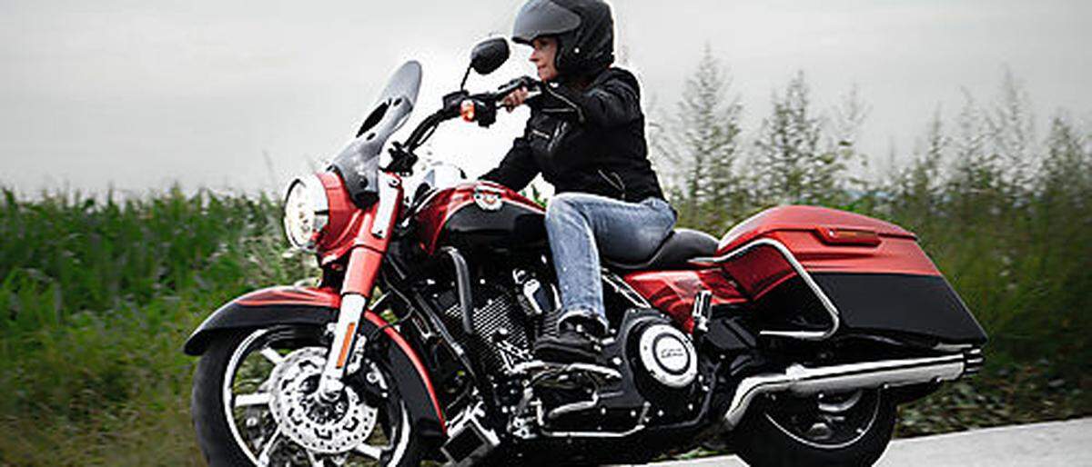 Sitzt fest im Sattel: Edith Krauss auf ihrer Harley-Davidson CVO Road King