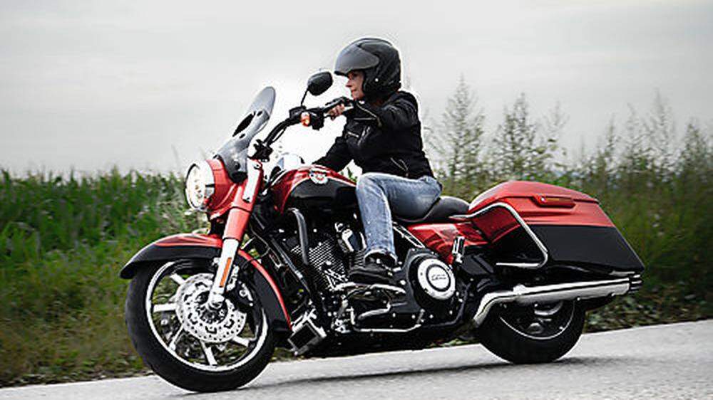 Sitzt fest im Sattel: Edith Krauss auf ihrer Harley-Davidson CVO Road King