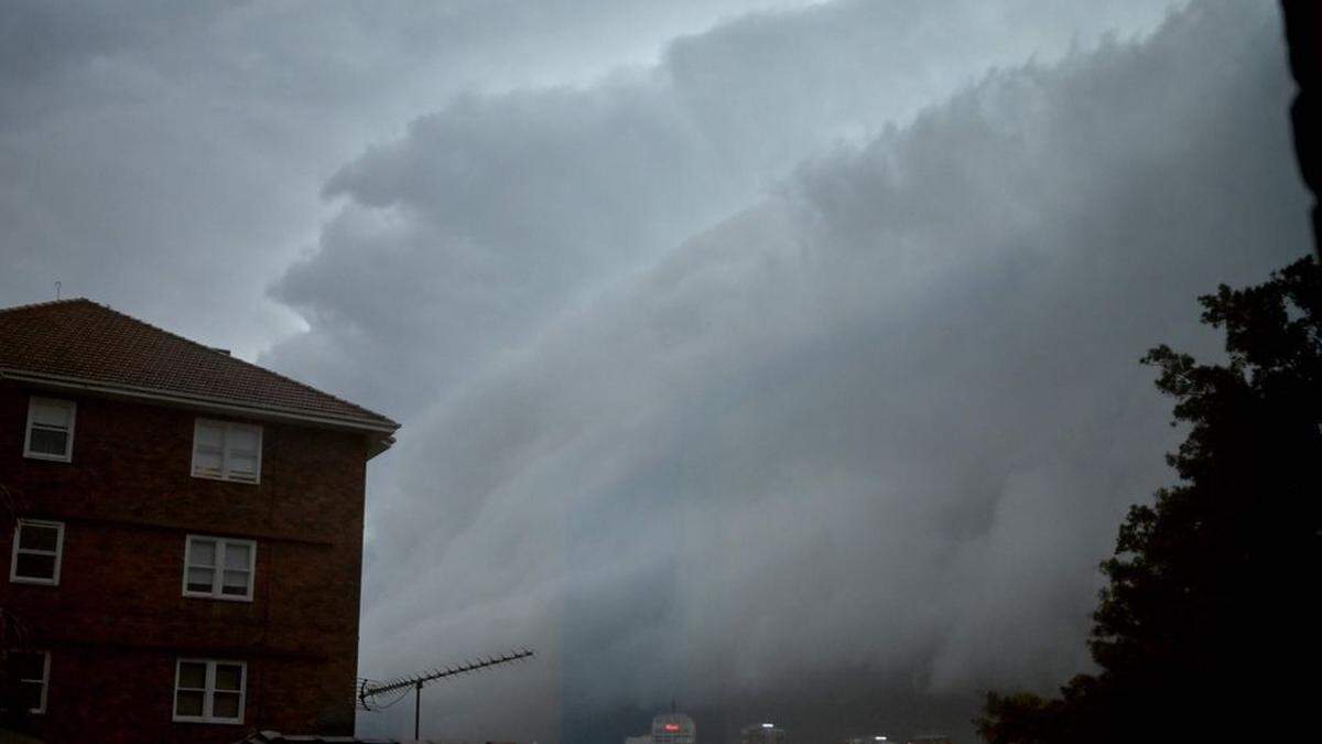 Ein heftiges Unwetter hat in der australischen Metropole Sydney für Stromausfälle in zehntausenden Haushalten gesorgt