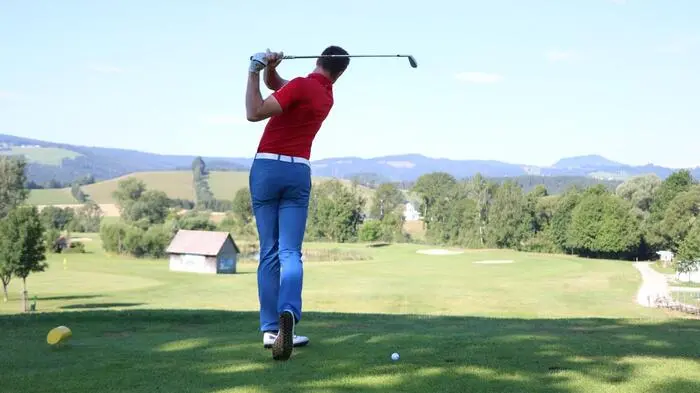 Der Manager des Golfclubs, Günter Friesenbichler, zeigt mir zu Beginn des Tages den perfekten Schlag vor.