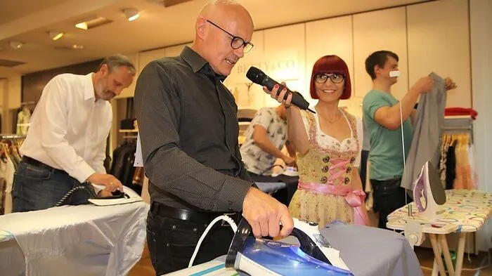 Die Männer bügelten mit vollem Einsatz