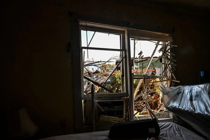 Der Wetterdienst untersucht den Tornado noch, aber ersten Erkenntnissen nach hat er auf einer Dutzende Kilometer langen Strecke binnen gut einer Stunde völlige Zerstörung hinterlassen.