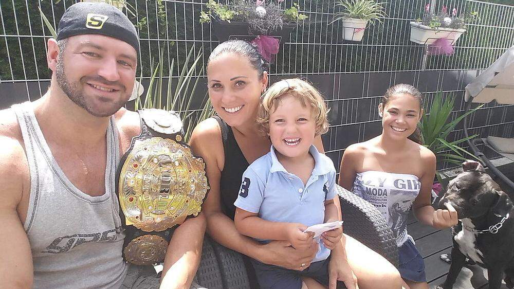 Chris Raaber mit seinen Kindern Lena und Ben sowie Frau Nicole und Hund Dexter 	