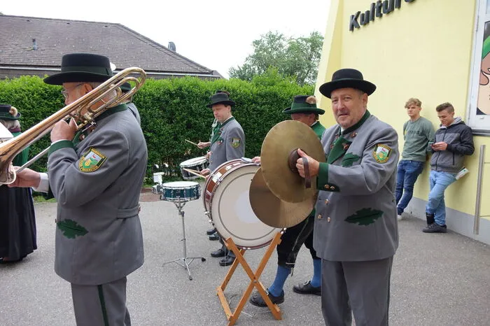 Die Blasmusikkapellen St. Peter-Freienstein und Vordernberg spielten zünftig auf.