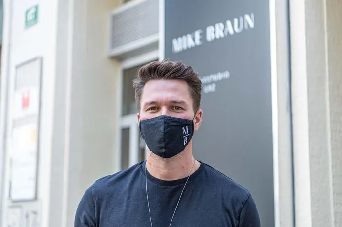 Mike Braun 36, Friseur Das Arbeiten mit Maske ist als Friseur doch recht fragwürdig, da ich nach dem Schneiden mit Kunden noch auf ein Getränk gehen könnte und dort braucht man keinen Mund-Nasen-Schutz. Für mich und meine Leute ist es sehr anstrengend, den ganzen Tag hinter der Maske zu arbeiten, weil man schwerer Luft bekommt.
