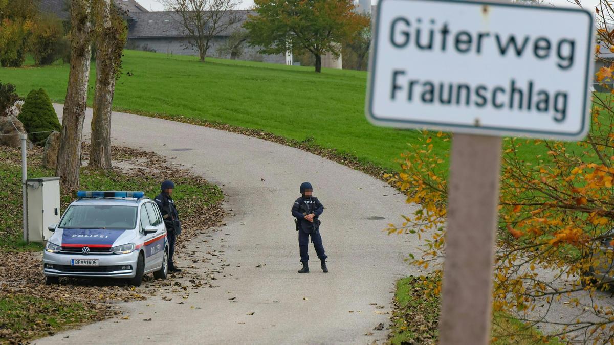 Im Bild: Einsatzkräfte der Polizei in Altenfelden