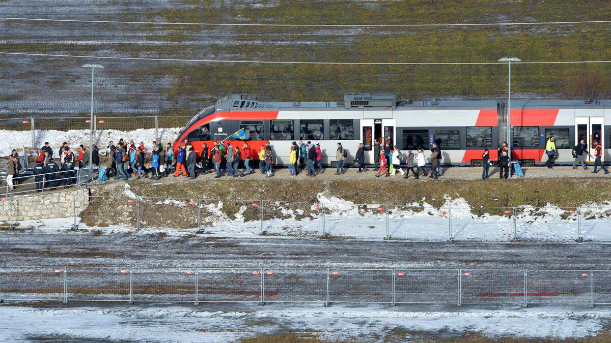 Nur 300 Meter ist die Haltestelle vom Schanzengelände entfernt