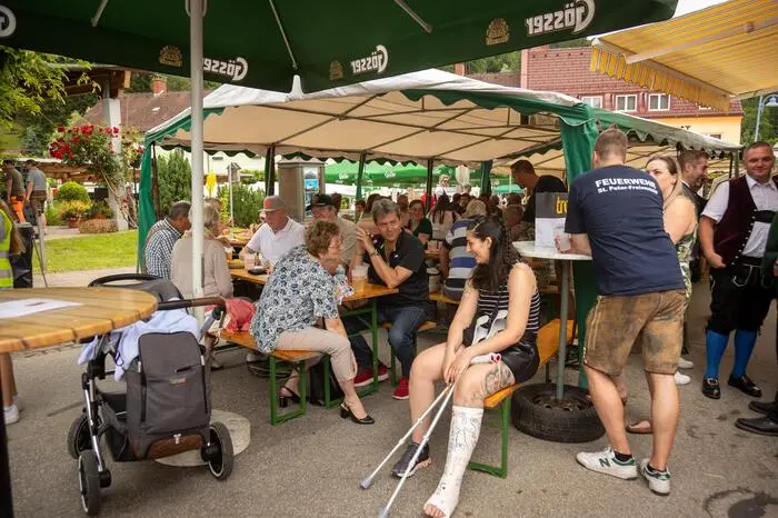 Die Besucher wurden musikalisch vom Thalerkogler Trio begleitet. Ein besonderes Highlight war der Auftritt der „Fürsten“ sowie von Captain Klug und seinen Zwergen. Für den Ausklang des Abends sorgte der lokale DJ Lederhosenpeter, der mit seinen Beats die Feierlichkeiten abrundete.