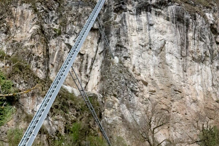 ... kann man die Burg auch mit der Fürst-Max-Bahn erreichen. 