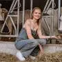 Cheyenne Ochsenknecht, hier mit einem der Chianina-Rinder, stammt aus einer deutschen Promi-Familie. Seit zwei Jahren wohnt sie ...
