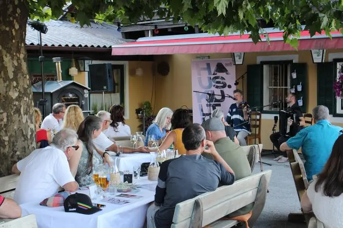 Beginn ist jeweils um 20 Uhr, Küchenbetrieb ab 18 Uhr.