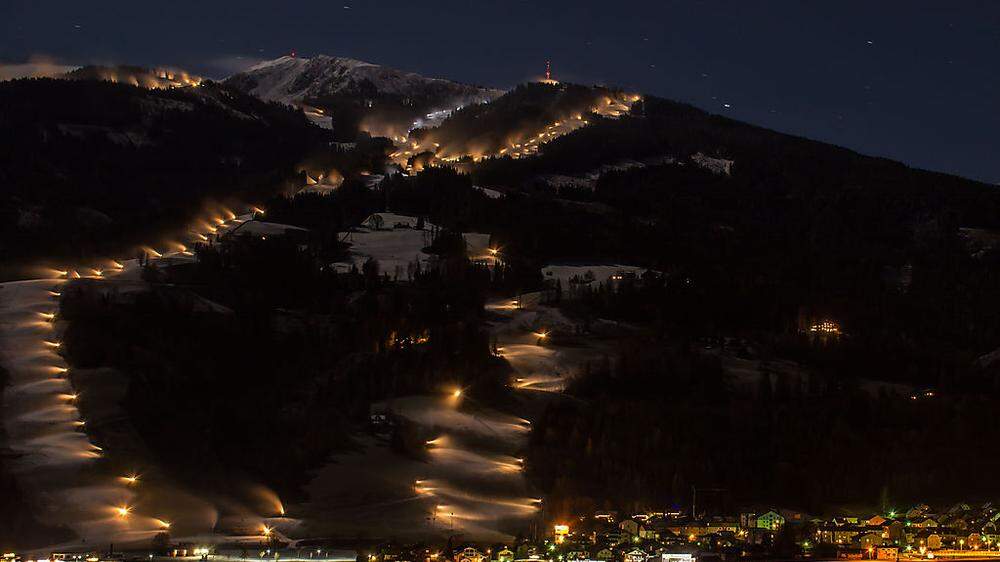 Ein beeindruckendes Bild liefern die mehr als 200 Schneekanonen des Hauser Kaiblings Nacht für Nacht 
