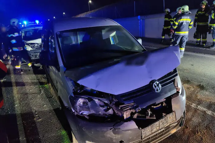 Dabei fuhr er mit seinem Fahrzeug auf den Pkw eines weiteren 60-Jährigen, der in Folge auf das Auto eines 37-Jährigen fuhr.