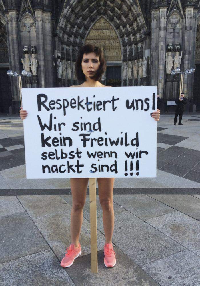 Die Aktions-Künstlerin Milo Moire protestierte am Freitag nackt vor dem Kölner Dom