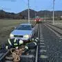Die Feuerwehr Launsdorf barg den Pkw vom Bahngleis
