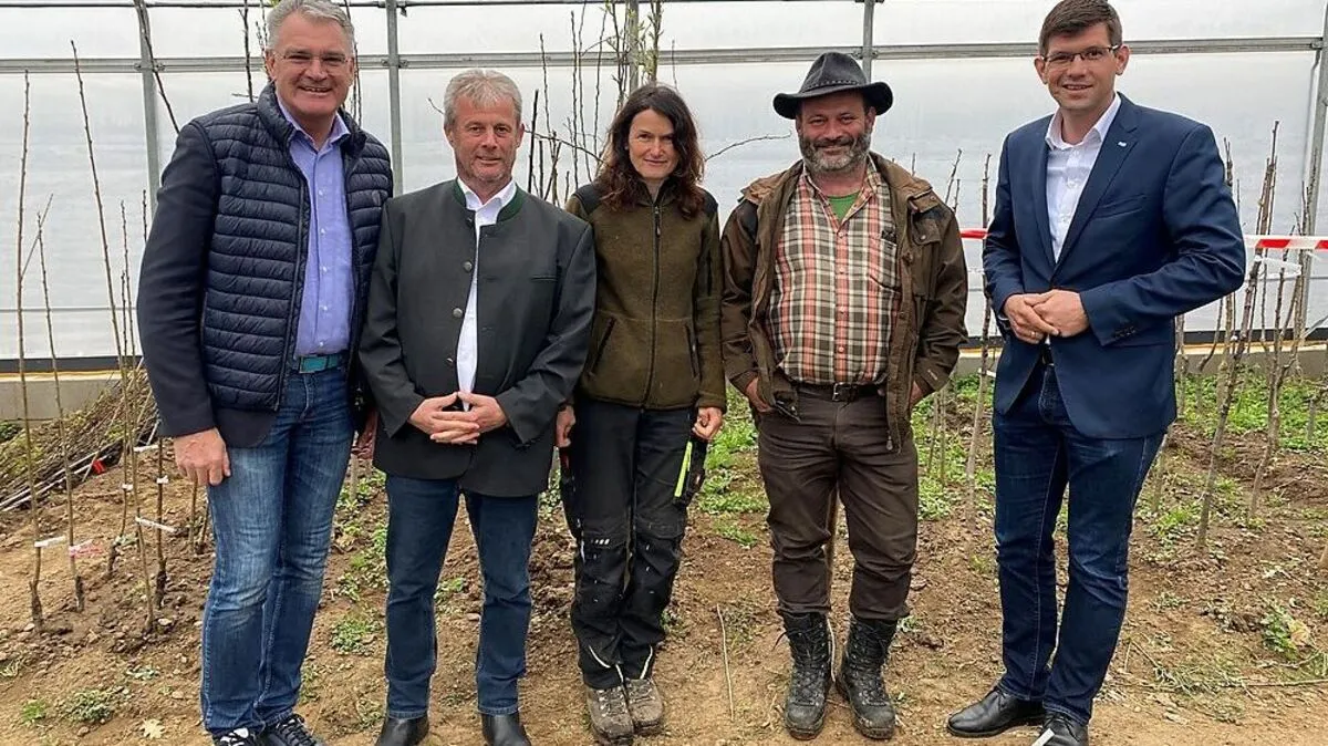 Bürgermeister Alexander Thoma, Horst Zwischenberger, Familie Huber und Landesrat Martin Gruber (von links)