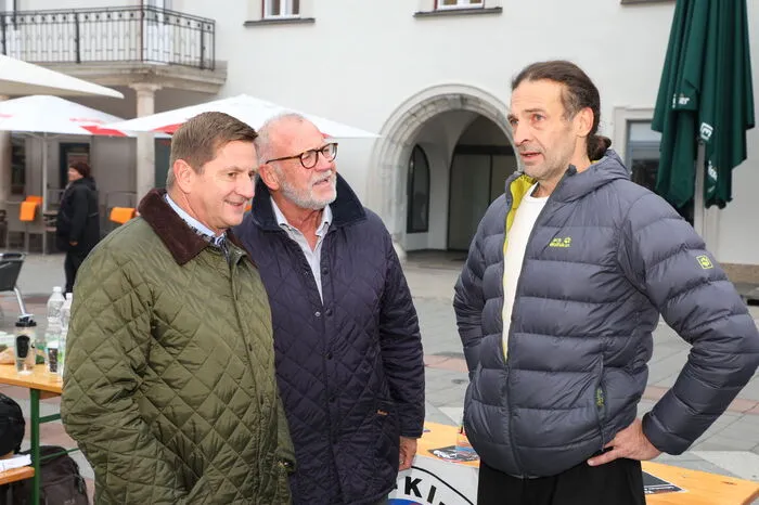Auch Bürgermeister Kurt Wallner und Vizebürgermeister Maximilian Jäger machten sich vor Ort ein Bild