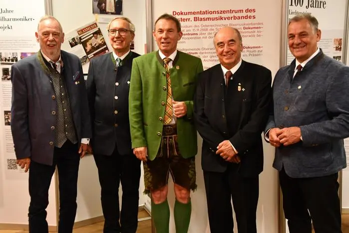 Bürgermeister Hannes Schmidhofer begrüßte unter anderem den wissenschaftlichen Leiter des Österreichischen Blasmusikmuseums, Rudolf Gstöttner, den wissenschaftlichen Leiter des Dokumentationszentrums des Österreichischen Blasmusikverbandes, Friedrich Anzengruber und Verbandspräsident Erich Riegler.