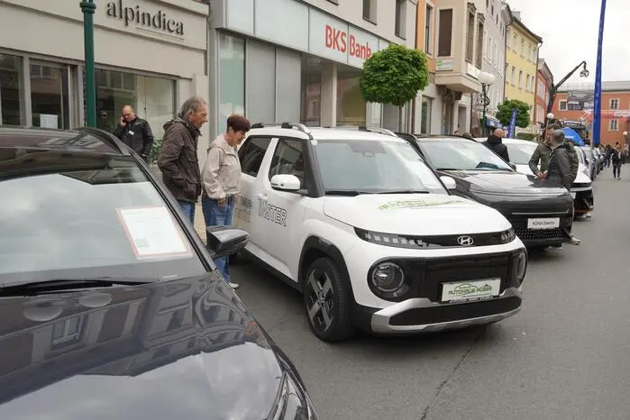Bis 17 Uhr präsentieren die regionalen Auto- und Zweiradhändler die neuesten Trends