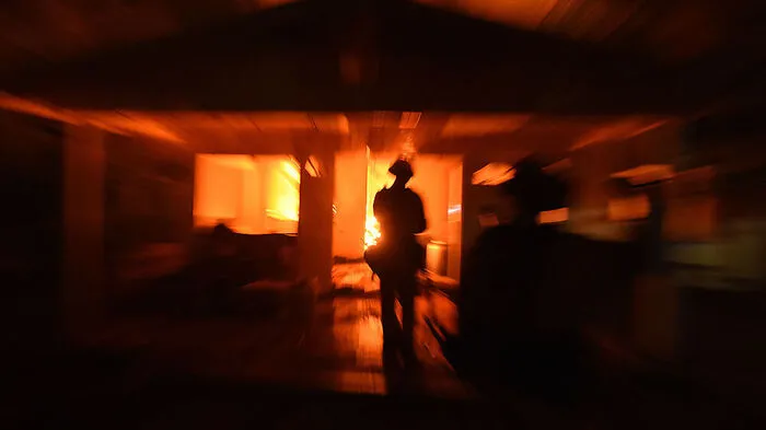 Feuerwehrmann in einem brennenden Haus in Lower Lake
